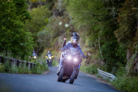 Es importante realizar una revisión de las luces de la moto de forma periódica
